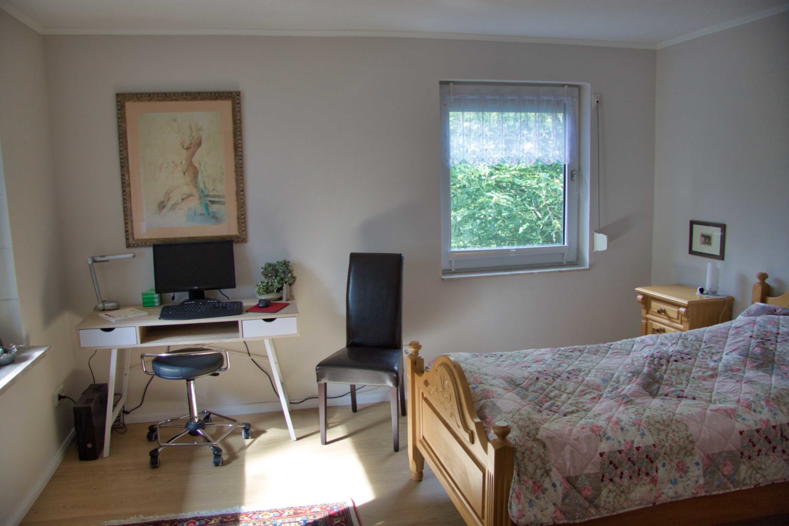 Schlafzimmer 2 mit einem Einzelbett und einem PC
